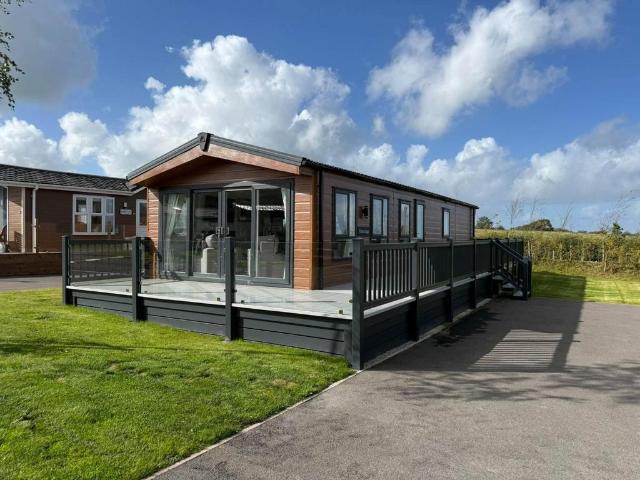 2 bedroom lodge for sale