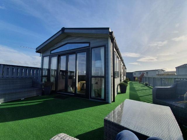 2 bedroom lodge for sale