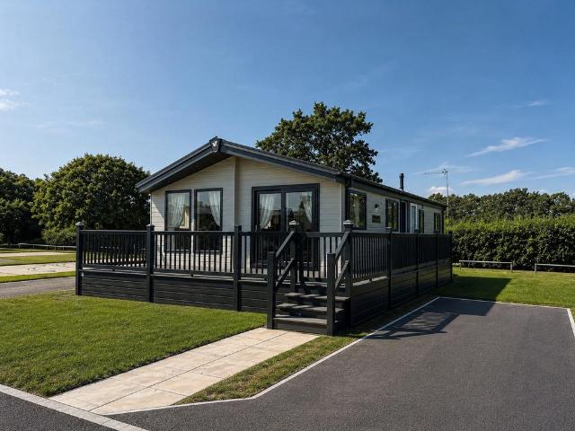 2 bedroom lodge for sale