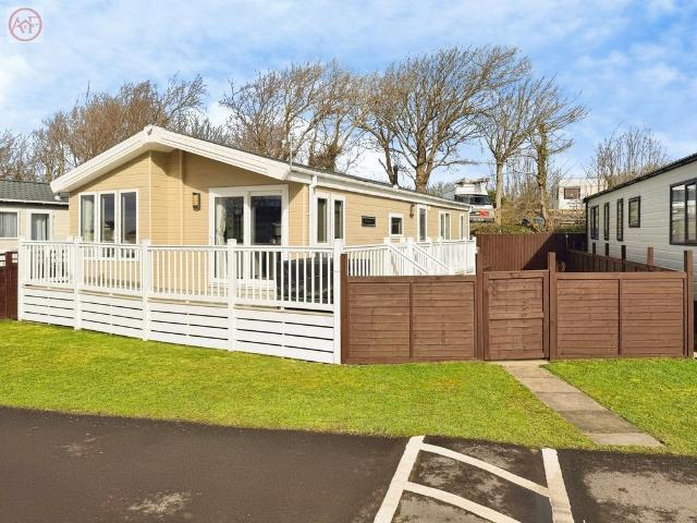 2 bedroom lodge for sale