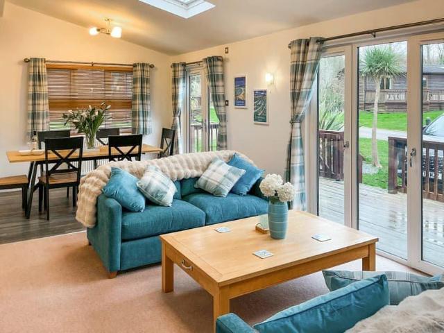 2 bedroom lodge for sale