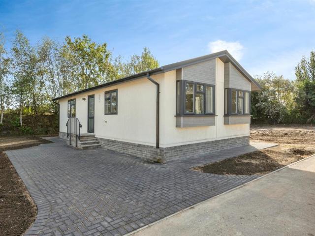 2 bedroom lodge for sale