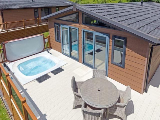 2 bedroom lodge for sale