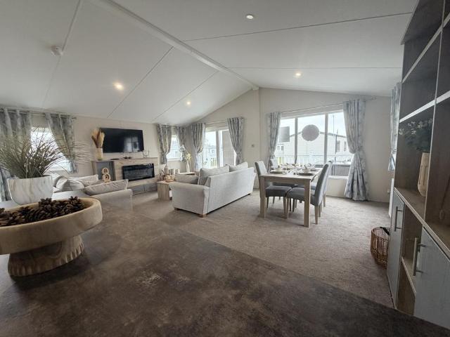 2 bedroom lodge for sale