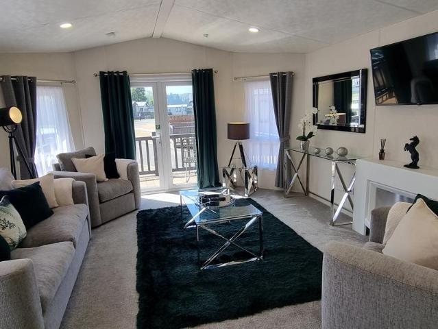 2 bedroom lodge for sale