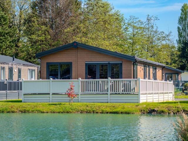 2 bedroom lodge for sale