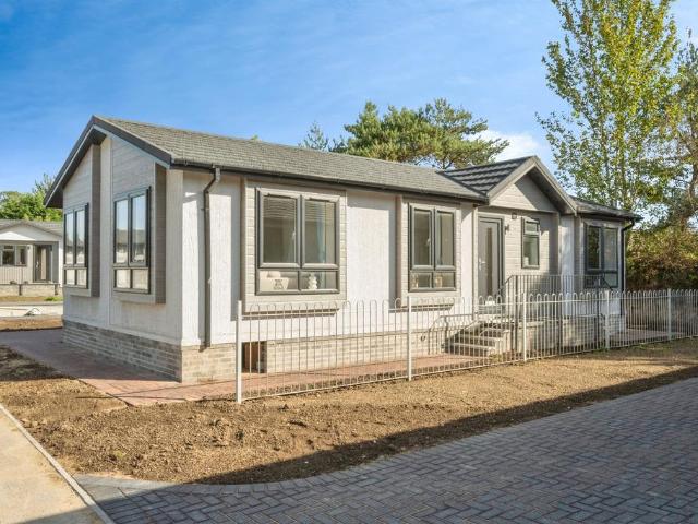2 bedroom lodge for sale