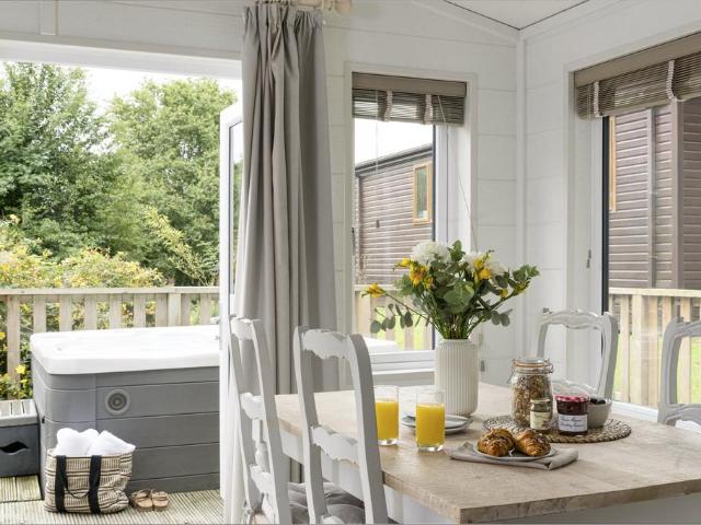 2 bedroom lodge for sale