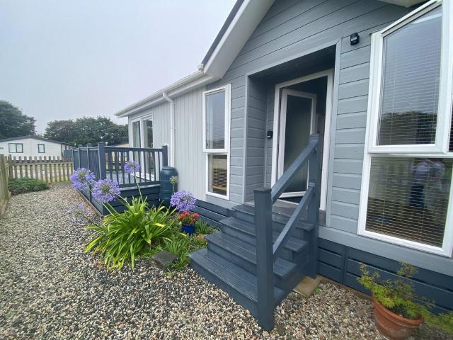 2 bedroom lodge for sale