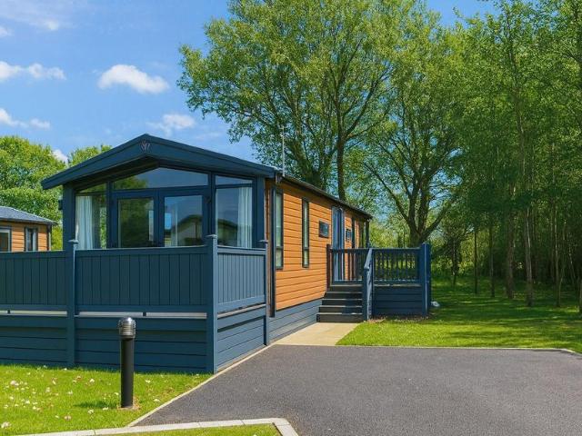 2 bedroom lodge for sale
