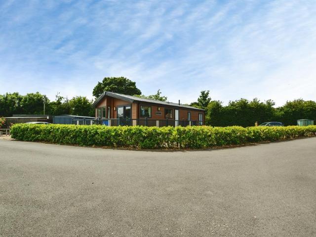 2 bedroom lodge for sale