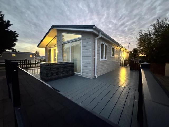 2 bedroom lodge for sale