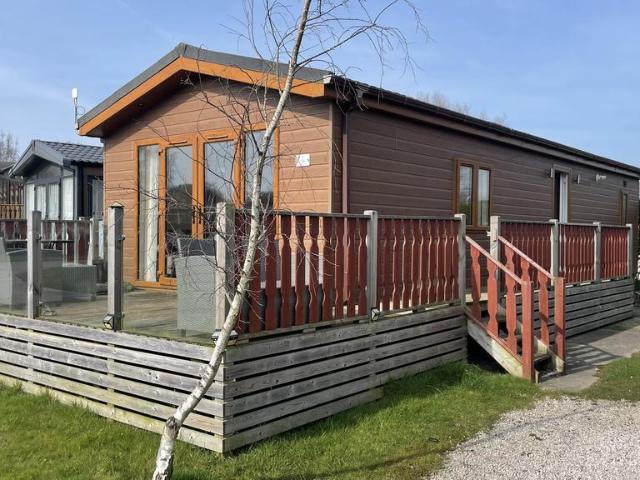 2 bedroom lodge for sale