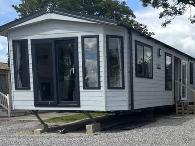 2 bedroom lodge for sale