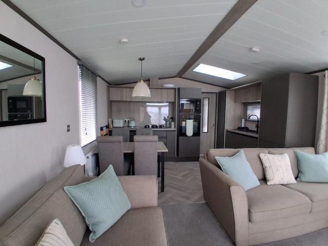 2 bedroom lodge for sale