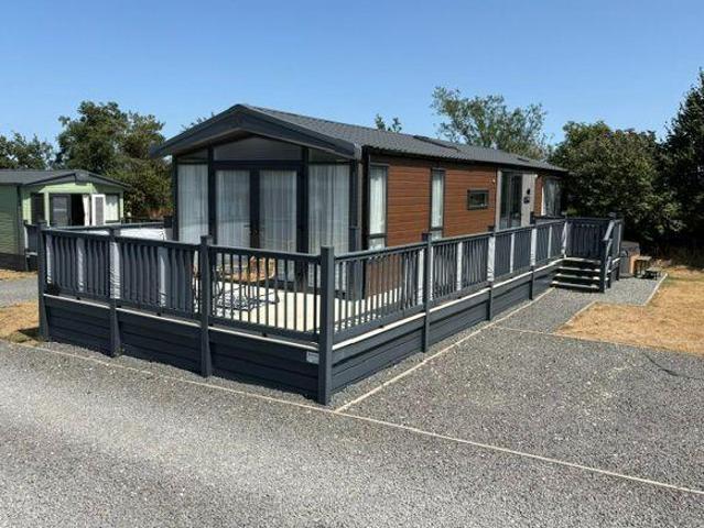 2 bedroom lodge for sale