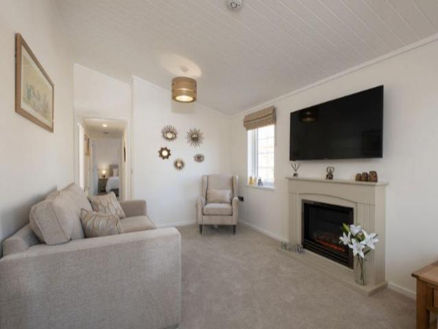 2 bedroom lodge for sale