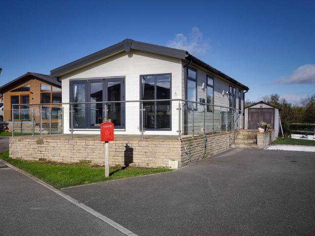 2 bedroom lodge for sale