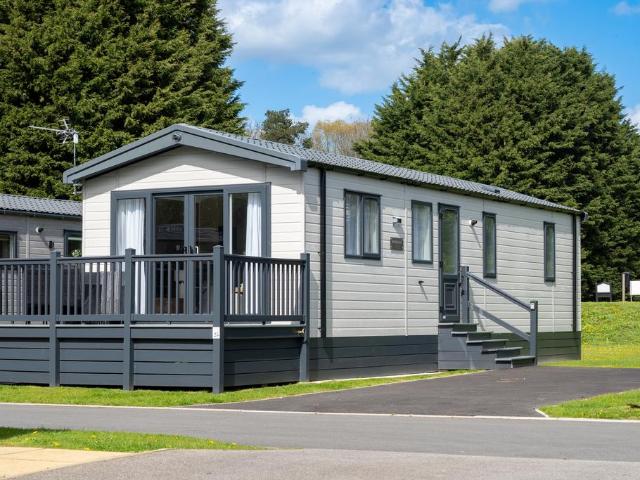 2 bedroom lodge for sale