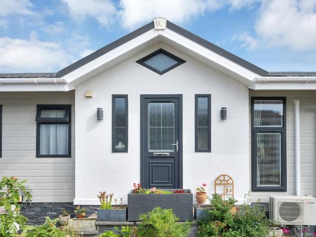 2 bedroom lodge for sale