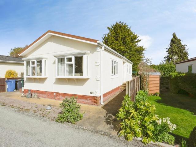 2 bedroom lodge for sale