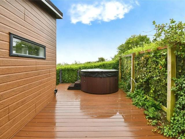 2 bedroom lodge for sale