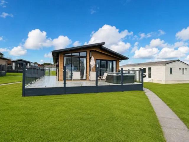 2 bedroom lodge for sale