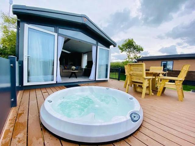 2 bedroom lodge for sale