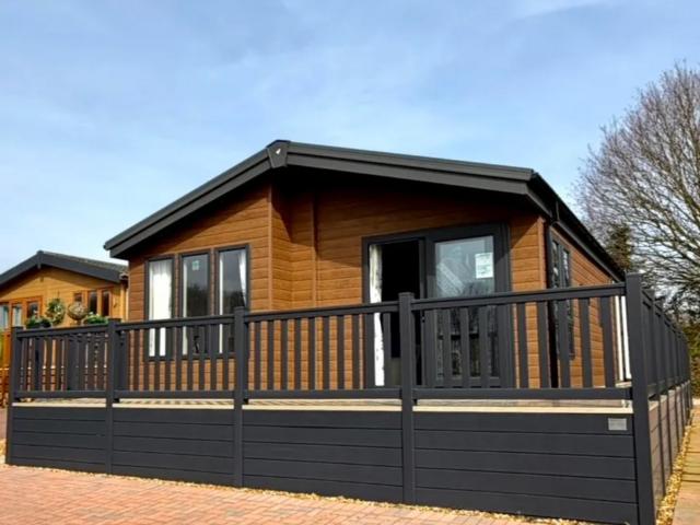 2 bedroom lodge for sale