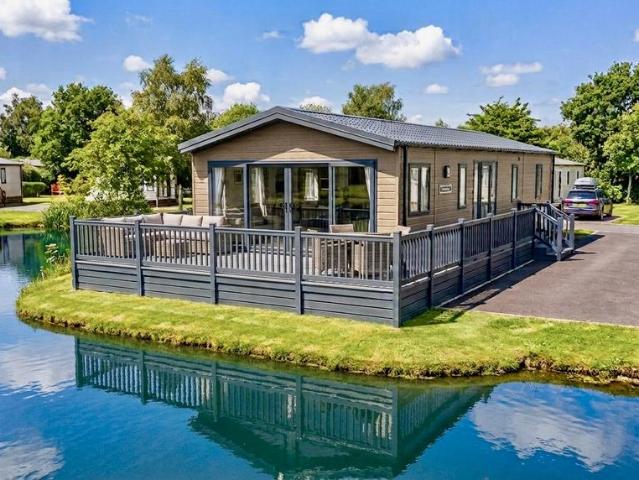 2 bedroom lodge for sale