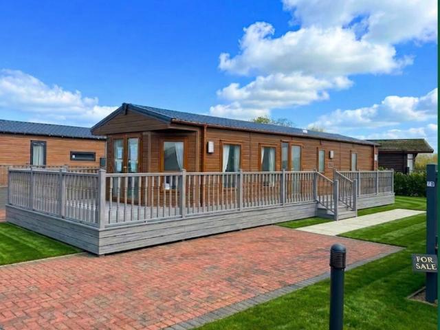 2 bedroom lodge for sale