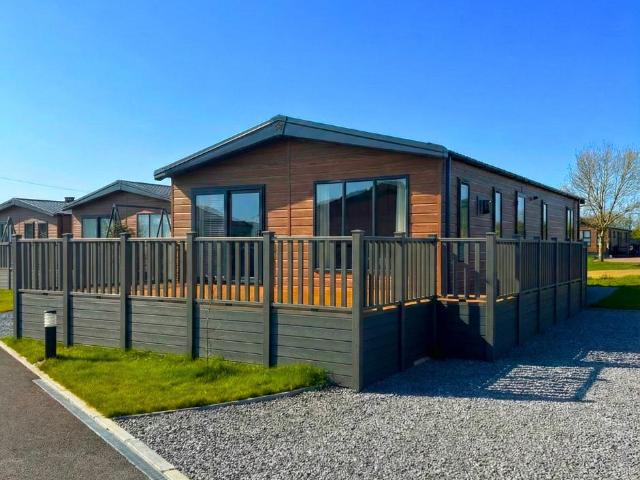 2 bedroom lodge for sale