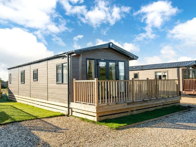 2 bedroom lodge for sale