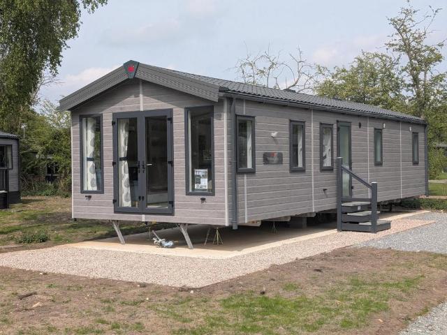 2 bedroom lodge for sale