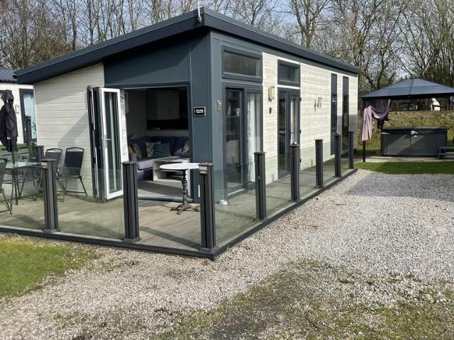 2 bedroom lodge for sale