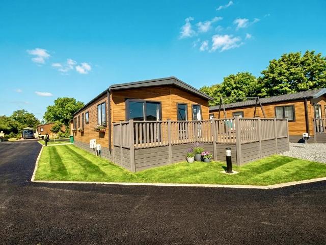 2 bedroom lodge for sale
