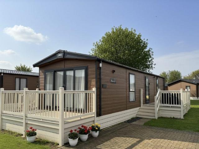 2 bedroom lodge for sale