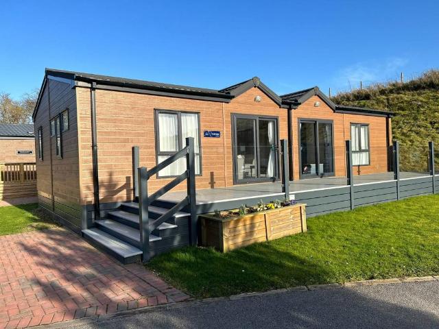 2 bedroom lodge for sale