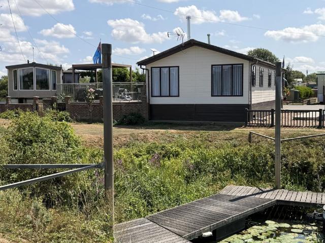 2 bedroom lodge for sale