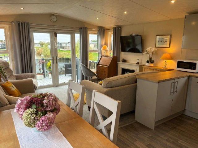 2 bedroom lodge for sale