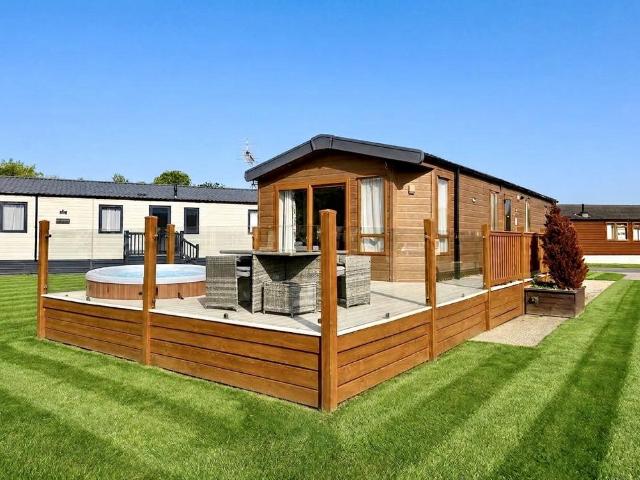 2 bedroom lodge for sale