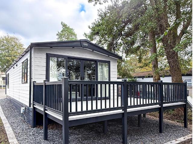 2 bedroom lodge for sale