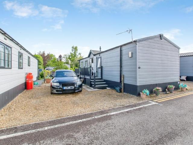 2 bedroom lodge for sale