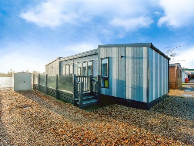 2 bedroom lodge for sale
