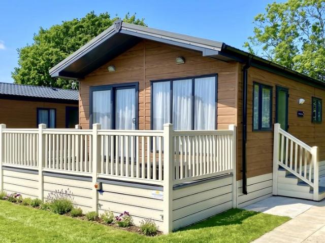 2 bedroom lodge for sale