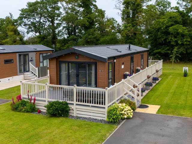 2 bedroom lodge for sale