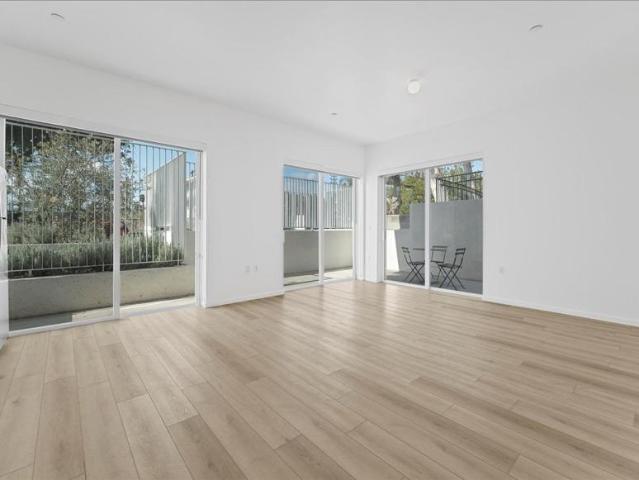 2 bedroom, Los Angeles CA 90004 105211634