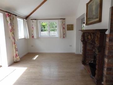 2 bedroom link detached house to rent