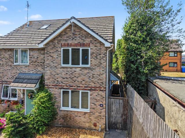 2 bedroom link detached house for sale
