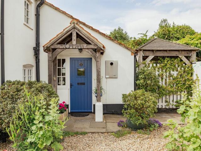 2 bedroom link detached house for sale